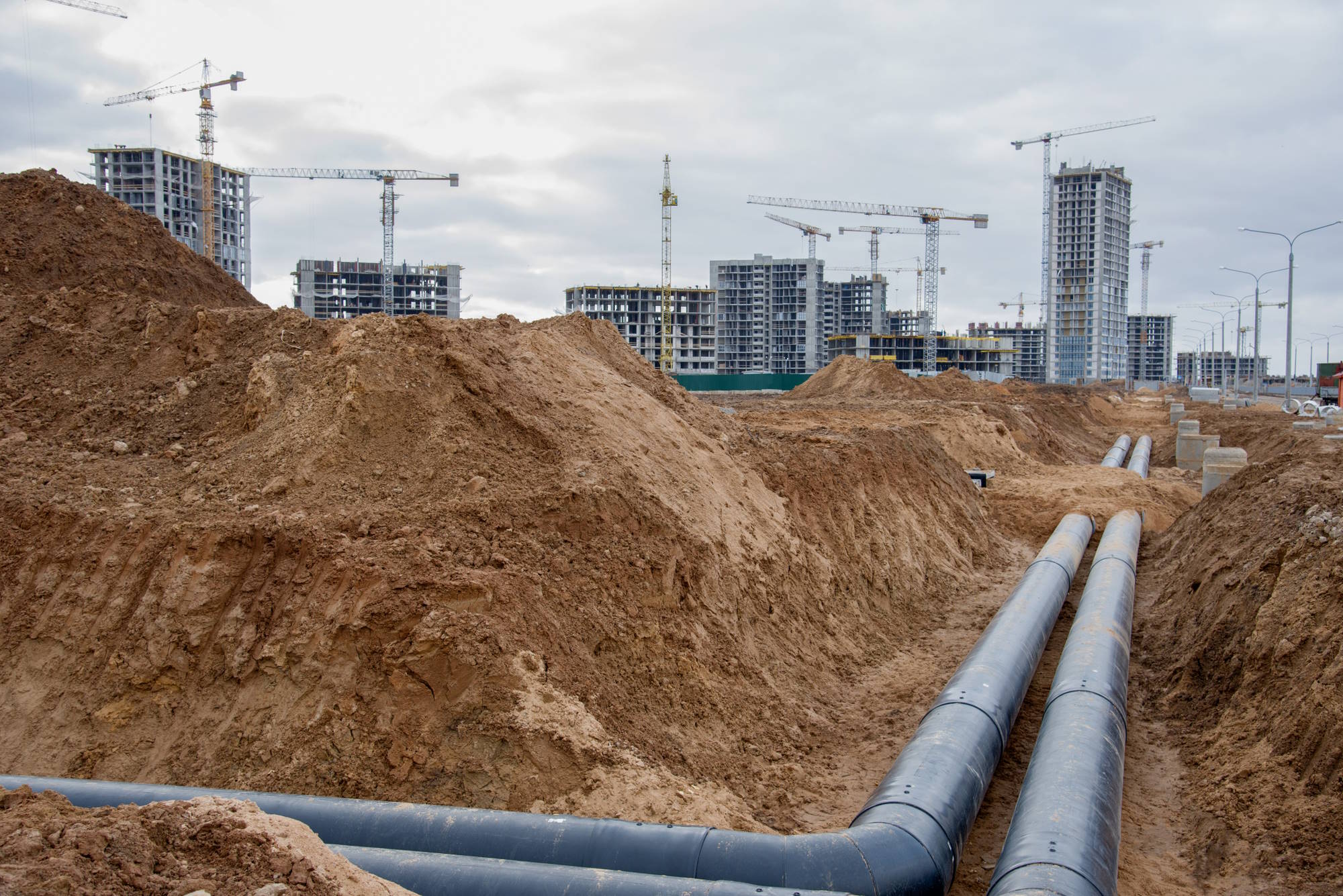 Großes Bauvorhaben mit entsprechenden Rohrleitungen